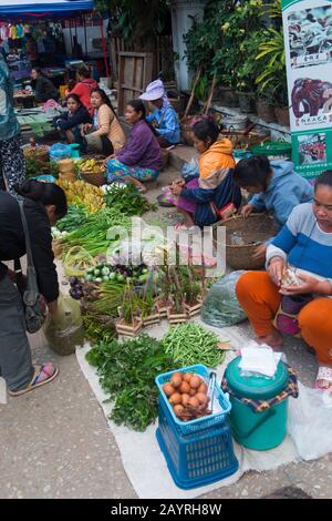 Una scena dal mercato di prima mattina nella città patrimonio mondiale dell'UNESCO di Luang Prabang nel Laos centrale. Foto Stock
