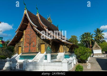 Vista del mosaico dell'albero della vita sulla parete posteriore del Wat Xieng Thong nella città patrimonio dell'umanità dell'UNESCO di Luang Prabang nel Laos centrale. Foto Stock