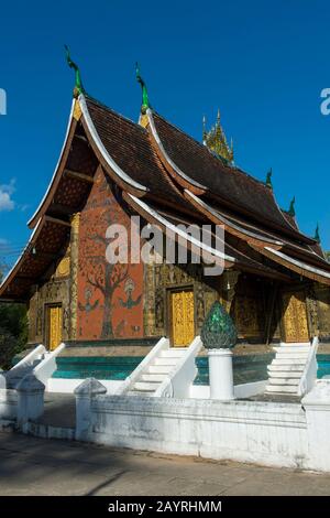 Vista del mosaico dell'albero della vita sulla parete posteriore del Wat Xieng Thong nella città patrimonio dell'umanità dell'UNESCO di Luang Prabang nel Laos centrale. Foto Stock