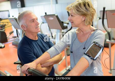 coppia senior che fa esercizi fisici Foto Stock