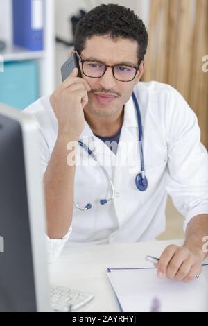 studente di dottore al telefono Foto Stock