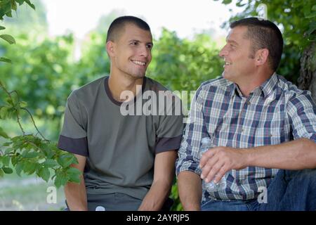 un padre e suo figlio all'aperto Foto Stock