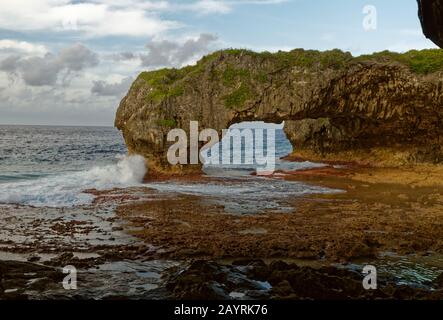 Attrazione turistica locale, il calcare Talava Arches a Niue è stato tradizionalmente utilizzato come punto di osservazione per tenere sotto controllo per incursioni imminenti o stranieri v Foto Stock