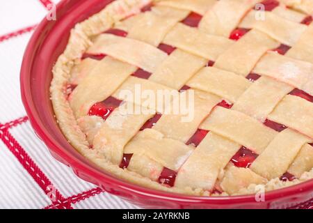 Torta di ciliegie non cotta con parte superiore in lattice Foto Stock