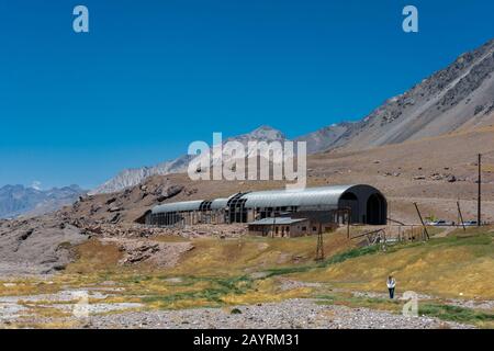 MENDOZA, ARGENTINA - 17 NOVEMBRE 2019: Abbandonato Transandine Railway shelter a Mendoza, Argentina. Foto Stock