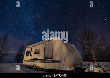 Una foto di un camper sotto le stelle, scattata in Islanda Foto Stock