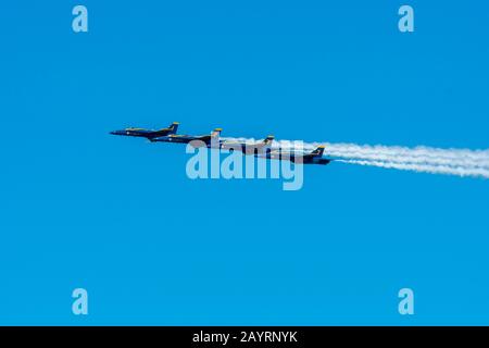 Four Blue Angels F/A-18 Hornets stanno volando sul Lago di Washington per il weekend Seaflair a Seattle, nello Stato di Washington, Stati Uniti. Foto Stock