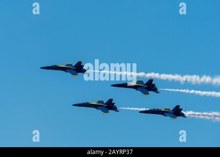 Blue Angels F/A-18 Hornets stanno volando il Diamond Roll (quattro aerei in formazione), facendo un tiro a 360 gradi come un'unità, volare a 400 mph sopra il Lago Wa Foto Stock