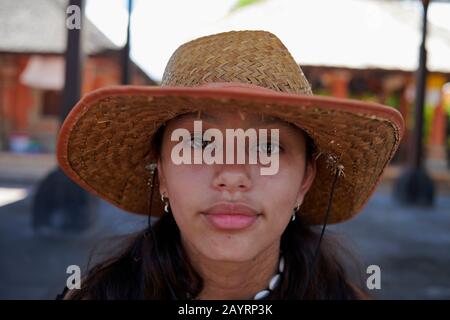 Ritratto di una giovane adolescente mista razza Visco ragazza guardando in macchina fotografica in una calda e soleggiata giornata a Bali Foto Stock