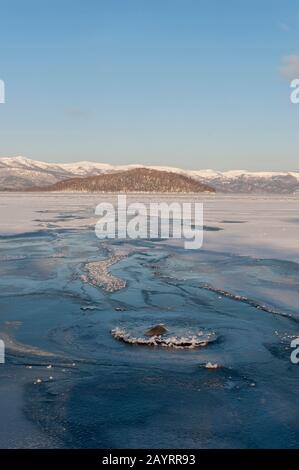 Vista del lago ghiacciato Kussharo in inverno, che è un lago di caldera nel Parco Nazionale di Akan, Hokkaido orientale, Giappone. Foto Stock