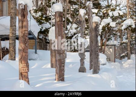 Vista di un pali di Ainu in legno intagliato in Ainu Kotan, che è un piccolo villaggio di Ainu in Akankohan nel Parco Nazionale di Akan, Hokkaido, Giappone. Foto Stock