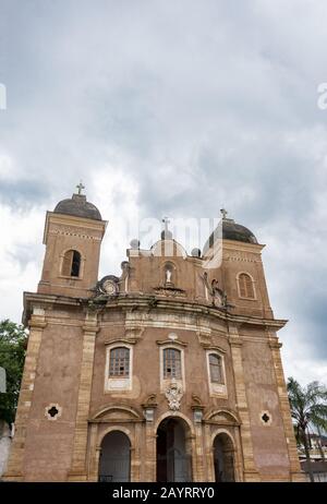 Mariana, MINAS GERAIS, BRASILE - 23 DICEMBRE 2019: Angolo basso di igreja Sao Pedro dos Clerigos a Mariana, Minas Gerais, Brasile. Mariana è la più antica Foto Stock