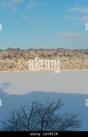 Vista del lago ghiacciato Abashiriko e foresta coperta di neve vicino Abashiri, una città sull'isola di Hokkaido, Giappone. Foto Stock