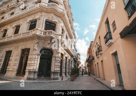 Un vicolo nella vecchia Havana tra una casa ricca e una povera. Bella facciata dell'edificio in stile coloniale. Il contrasto di una casa economica e costosa Foto Stock