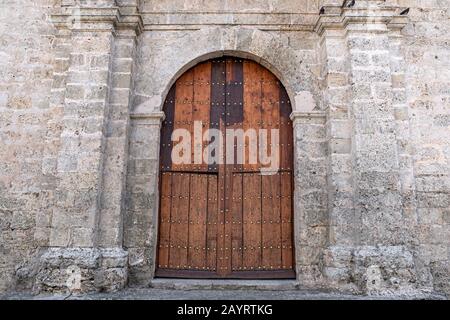 Vecchia porta in legno nel muro del monastero. La basilica e il monastero di San Francisco de Asis o San Francesco d'Assisi in Piazza San Francisco, Vecchio Foto Stock