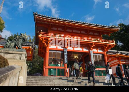 L'ingresso principale al Santuario Yasaka, che e' un santuario Shinto nel quartiere Gion di Kyoto, Giappone. Foto Stock