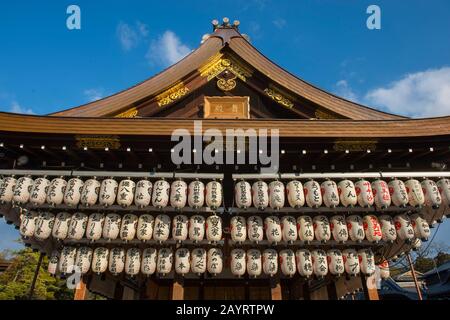 Lanterne di carta sul Santuario di Yasaka, che è un santuario di Shinto nel Distretto di Gion di Kyoto, Giappone. Foto Stock