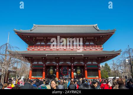 Vista della porta di Hozomon al tempio senso-ji ad Asakusa, Tokyo, Giappone. Foto Stock