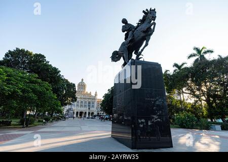 27 novembre 2019, Avana, Cuba: Plaza 13 de Marzo e la statua di Jos Marti a cavallo di fronte al museo della rivoluzione. Foto Stock