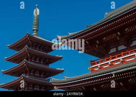 Vista della porta di Hozomon e della pagoda al tempio di senso-ji ad Asakusa, Tokyo, Giappone. Foto Stock