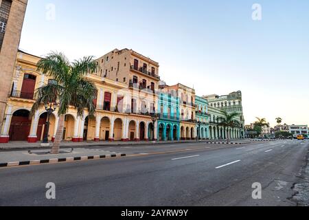 Strada principale Paseo Marti. Marti Promenade di fronte alle antiche e pittoresche case coloniali a l'Avana Vieja. L'Avana Vecchia, Cuba Foto Stock