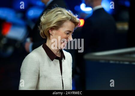 Bruxelles, Belgio. 16th Feb, 2020. Il presidente della Commissione europea Ursula Von der Leyen arriva alla riunione informale UE-Balcani occidentali presso la sede centrale dell'UE a Bruxelles, Belgio, 16 febbraio 2020. Credito: Zhang Cheng/Xinhua/Alamy Live News Foto Stock