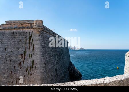 Cannoni storici nel forte Castillo de los Tres Reyes del Morro a l'Avana. Foto Stock