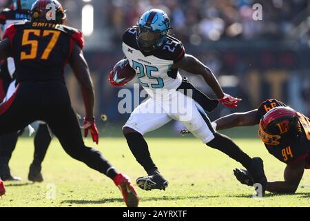 16 febbraio 2020: Dallas Renegades che corre indietro Lance Dunbar (25) rompe un'attrezzatura durante un tentativo di corsa nel gioco tra Dallas Renegades e Los Angeles Wildcats, Dignity Health Sports Park, Carson, CA. Peter Joneleit/CSM Foto Stock