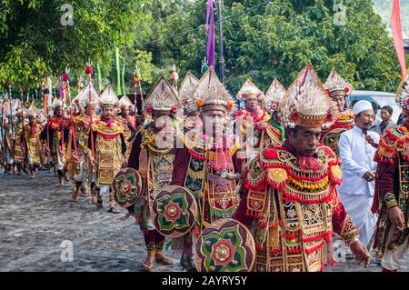 Bali Indonesia - 26 giugno 2010: Un gruppo di variopinti ballerini Baris si riuniscono per una cerimonia religiosa nel tempio di Puri Jati. Foto Stock