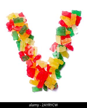 Lettera V dell'alfabeto inglese da una marmellata da masticare multicolore su sfondo bianco isolato. Modello di cibo fatto ffrom bambini dolci orsi Foto Stock