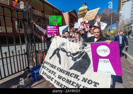 Sydney, AUSTRALIA – 6 agosto 2019. - Centinaia di manifestanti anti anti anti-aborto si riuniscono al di fuori della New South Wales Parliament House, Sydney. Foto Stock