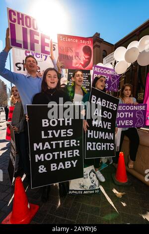 Sydney, AUSTRALIA – 6 agosto 2019. - Centinaia di manifestanti anti anti anti-aborto si riuniscono al di fuori della New South Wales Parliament House, Sydney. Foto Stock