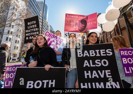 Sydney, AUSTRALIA – 6 agosto 2019. - Centinaia di manifestanti anti anti anti-aborto si riuniscono al di fuori della New South Wales Parliament House, Sydney. Foto Stock