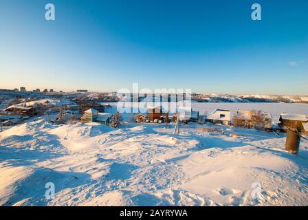 Affacciato sul lago ghiacciato - l'insenatura di Yellowknife del Lago Grande Slave, territori del Nord-Ovest, Canada Foto Stock