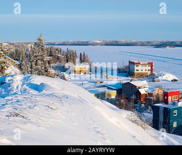 Affacciato sul lago ghiacciato - l'insenatura di Yellowknife del Lago Grande Slave, territori del Nord-Ovest, Canada Foto Stock