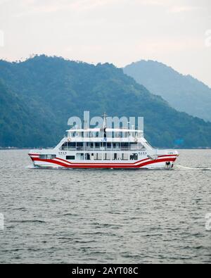 Il Misen Maru, un traghetto JR West Miyajima che corre tra Miyajima-guchi e Miyajima (Itsukushima), Prefettura di Hiroshima, Giappone. Foto Stock