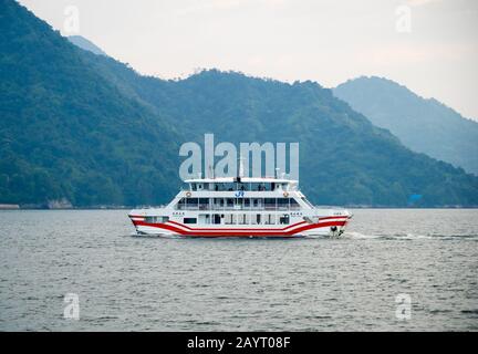 Il Misen Maru, un traghetto JR West Miyajima che corre tra Miyajima-guchi e Miyajima (Itsukushima), Prefettura di Hiroshima, Giappone. Foto Stock