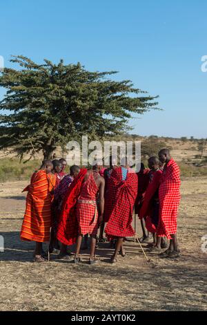 Giovani Maasai che eseguono una tradizionale danza jumping nel Masai Mara in Kenya. Foto Stock