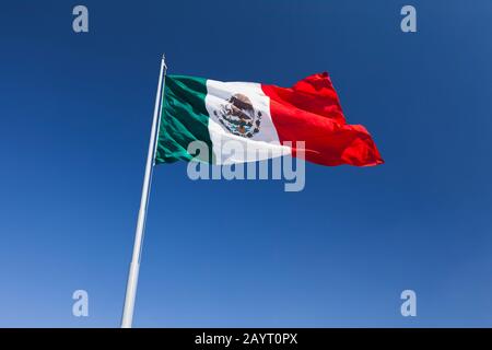 Bandiera nazionale a Zocalo, Plaza de la Constitucion, Città del Messico, Messico, America Centrale Foto Stock
