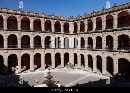 Cortile Del Palazzo Nazionale, Zocalo, Plaza De La Constitucion, Città Del Messico, Messico, America Centrale Foto Stock