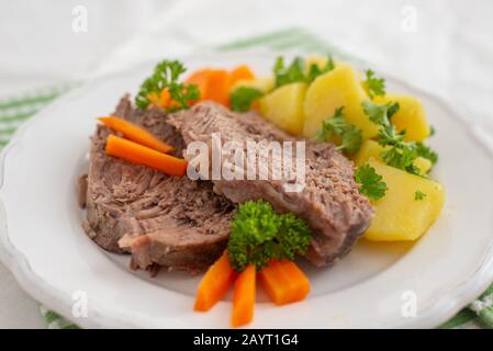 Primo bollito di manzo con verdure a radice, Viennese Tafelspitz Foto Stock