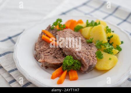 Primo bollito di manzo con verdure a radice, Viennese Tafelspitz Foto Stock