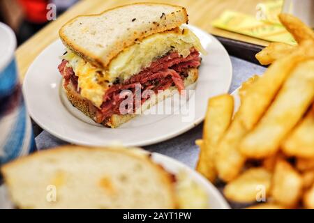 Leggendario pastrami, sandwich di manzo con cornuta al Katz's e specialità gastronomiche ebraiche, ottimo cibo e atmosfera su e Houston St, New York Foto Stock