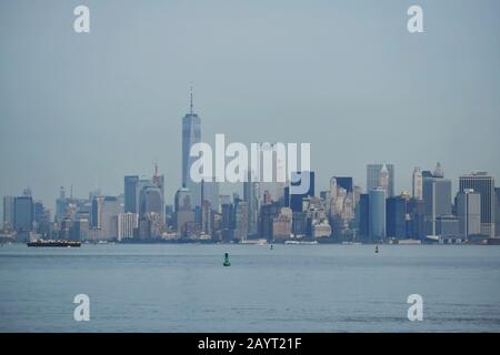 Uno sordina skyline Di Manhattan Con Un World Trade Center preso dal traghetto di Staten Island attraverso Upper Bay Foto Stock