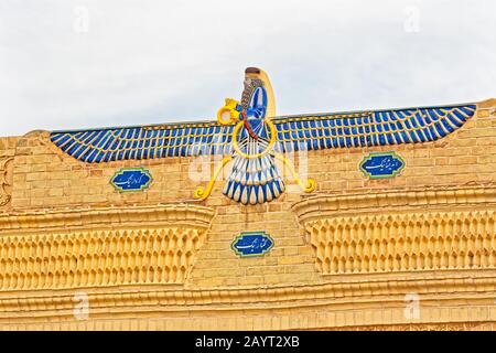 Faravahar sul tempio zoroastriano Foto Stock