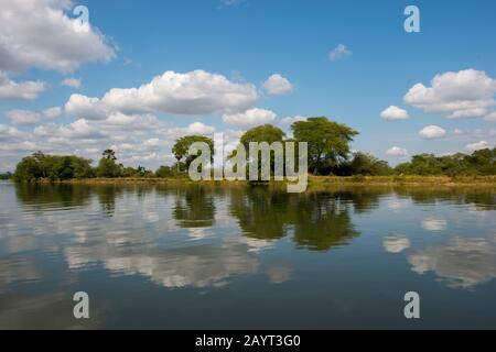 Paesaggio africano lungo il fiume Shire nel Parco Nazionale di Liwonde, Malawi. Foto Stock