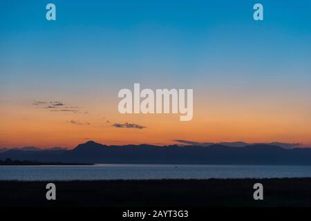 Paesaggio in luce notturna lungo il fiume Shire nel Parco Nazionale di Liwonde, Malawi. Foto Stock