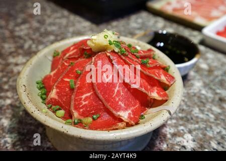 Tataki di manzo (tagliata a fette sottili e scottata) con Ponzu (salsa di soia all'aceto infuso di agrumi e zenzero) Foto Stock