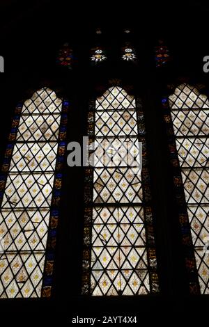 Storiche vetrate in vetro inciso e colorato a forma di diamante in tre alte finestre pannelli a Trinity Church NYC Foto Stock