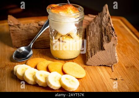 Banana Nilla Wafer Deserto Budino Su Legno Tagliere Con Spoon Food Photography Foto Stock